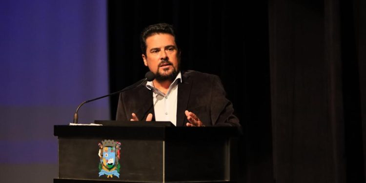 Opositores distorcem fatos sobre reconstrução em São Sebastião, mas prefeito mantém compromisso com a resiliência climática