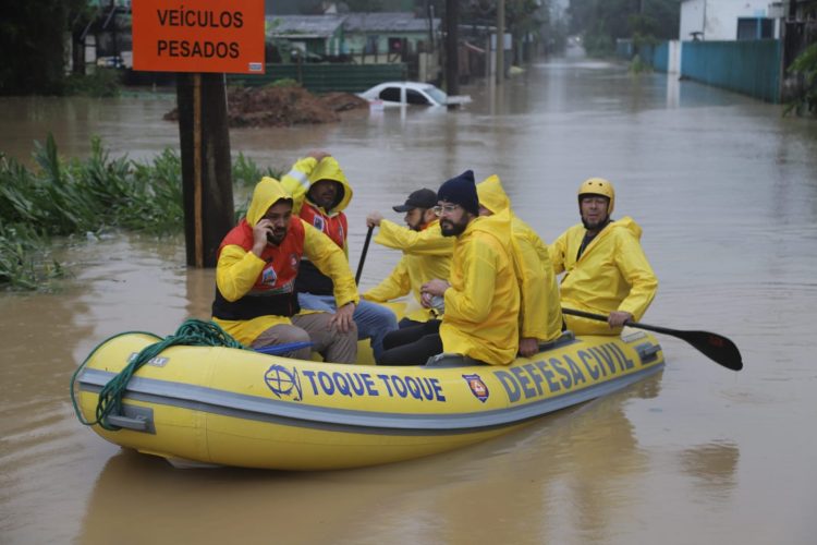 Prefeito Felipe Augusto acompanha consequências da chuva e toma medidas emergenciais