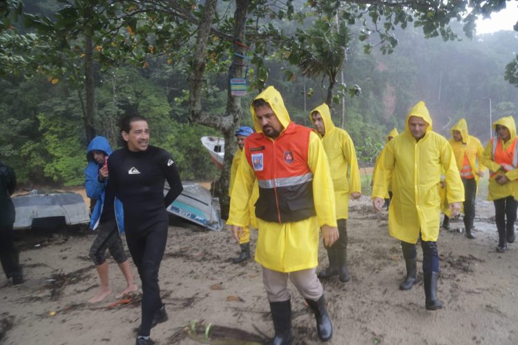 Prefeito Felipe Augusto acompanha consequências da chuva e toma medidas emergenciais