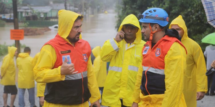 Prefeito Felipe Augusto acompanha consequências da chuva e toma medidas emergenciais
