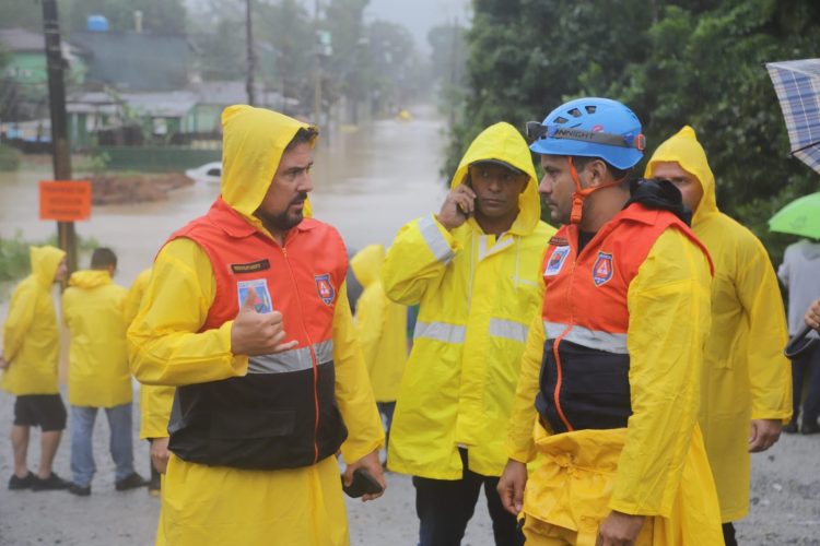 Prefeito Felipe Augusto acompanha consequências da chuva e toma medidas emergenciais