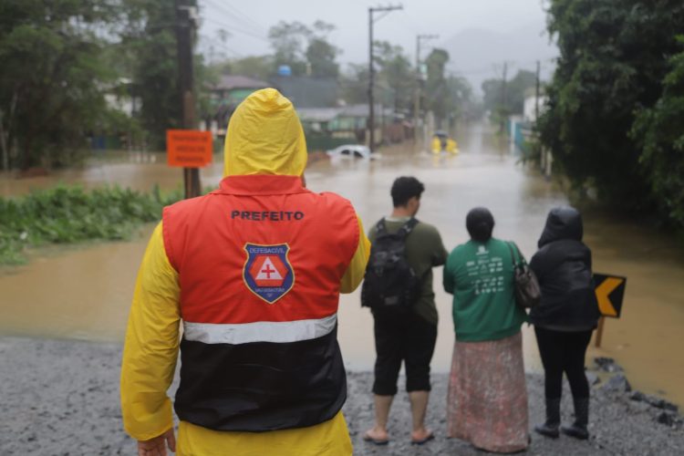 Prefeito Felipe Augusto acompanha consequências da chuva e toma medidas emergenciais
