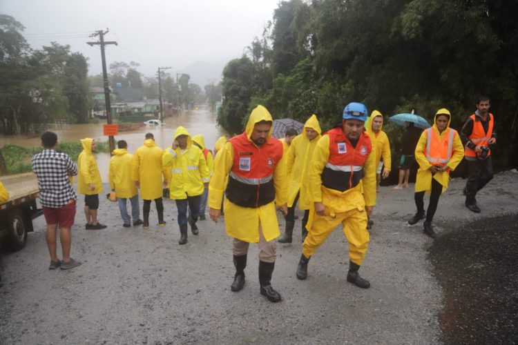 Prefeito Felipe Augusto acompanha consequências da chuva e toma medidas emergenciais