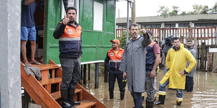 Crise climática em São Sebastião: Prefeito Felipe Augusto vistoria região afetadas pelas chuvas junto com a Defesa Civil