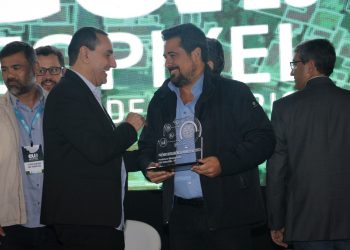 Prefeito Felipe Augusto recebe Prêmio de Inteligência Municipal por colaboração da Geopixel durante a catástrofe e compartilha experiências no Encontro de Usuários