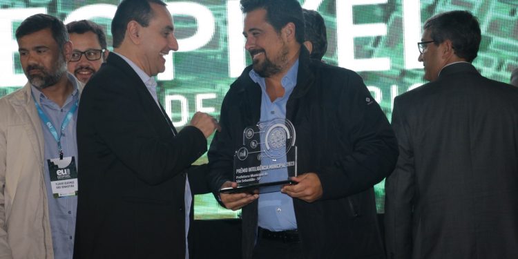 Prefeito Felipe Augusto recebe Prêmio de Inteligência Municipal por colaboração da Geopixel durante a catástrofe e compartilha experiências no Encontro de Usuários