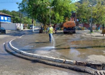 Canaletas e galerias de águas pluviais de bairros da Costa Sul passam por serviços de zeladoria urbana