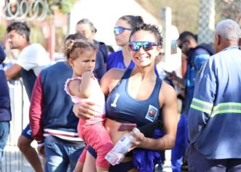 Atleta e mãe: jogadora de vôlei de praia de São Sebastião concilia maternidade e esporte nos Jogos Regionais