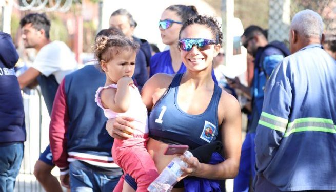 Atleta e mãe: jogadora de vôlei de praia de São Sebastião concilia maternidade e esporte nos Jogos Regionais
