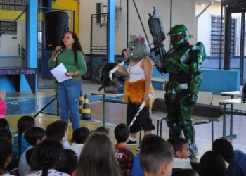 Alunos da EM Prof.ª Joana Alves dos Reis assistem a apresentação de cosplayers