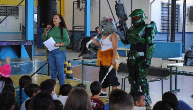 Alunos da EM Prof.ª Joana Alves dos Reis assistem a apresentação de cosplayers