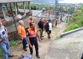 Defesa Civil e Associação de Moradores de Toque-Toque Pequeno vistoriam áreas de risco na comunidade
