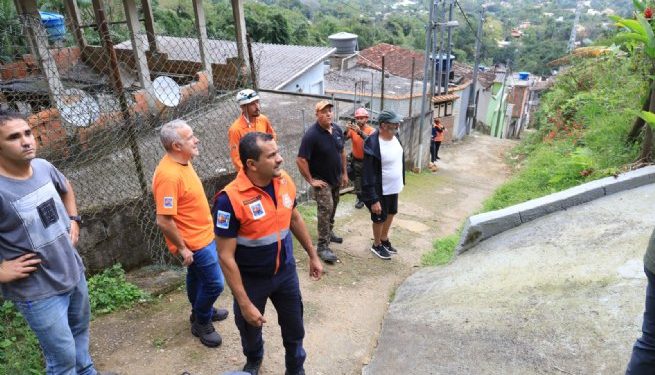 Defesa Civil e Associação de Moradores de Toque-Toque Pequeno vistoriam áreas de risco na comunidade
