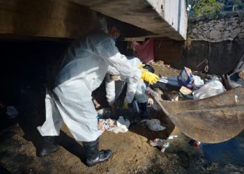 Prefeitura realiza força-tarefa de limpeza e desobstrução de córrego no bairro Topolândia