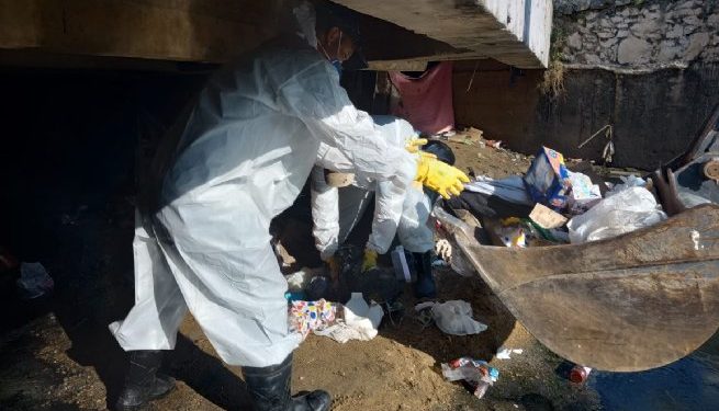 Prefeitura realiza força-tarefa de limpeza e desobstrução de córrego no bairro Topolândia