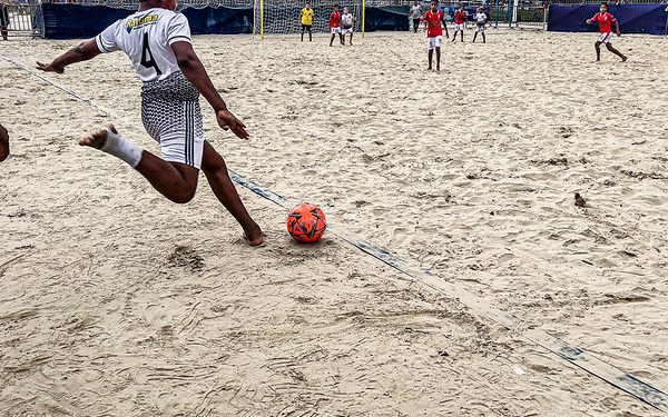 Torneio de Beach Soccer da Copa Agita Bertioga de Inverno entra na reta final