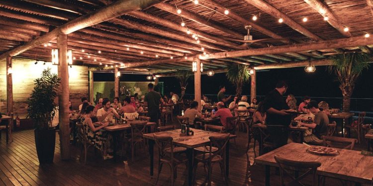 Conheça o Filó Gastronomia: restaurante tem espaço pé na areia e cardápio completo em São Sebastião