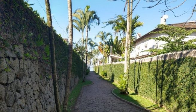 Prefeitura executa ações de limpeza geral em entradas da Praia de Maresias
