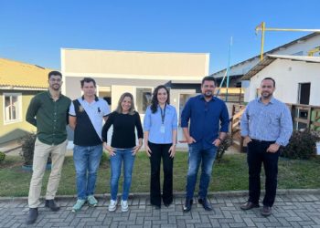 Comitiva de São Sebastião visita fábrica de construção das moradias da Baleia Verde no Paraná