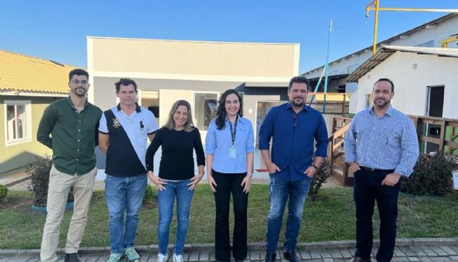 Comitiva de São Sebastião visita fábrica de construção das moradias da Baleia Verde no Paraná