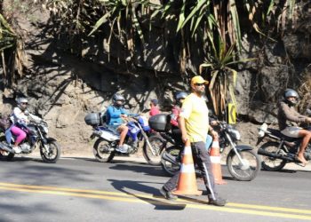 Trânsito na rodovia SP-055 é liberado após remoção de carreta