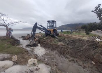 Serviços de limpeza geral e desobstrução de canais e galerias de águas pluviais são executados no bairro Canto do Mar