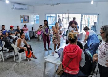 Mais de 100 pessoas recebem orientações sobre programas sociais no bairro Canto do Mar