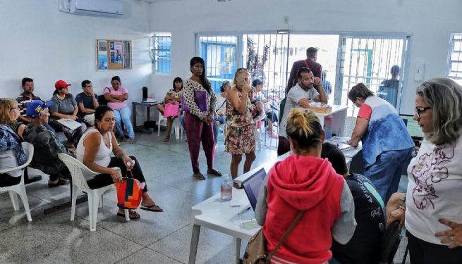 Mais de 100 pessoas recebem orientações sobre programas sociais no bairro Canto do Mar