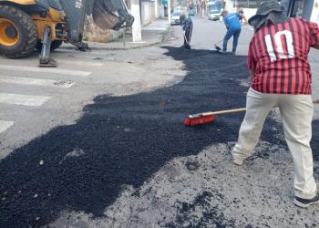 Operação tapa-buracos é realizada no bairro Topolândia e região