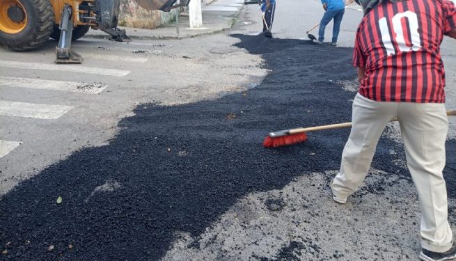 Operação tapa-buracos é realizada no bairro Topolândia e região