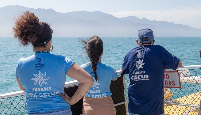 Servidores da SETUR participam de visita técnica e capacitação sobre baleias jubartes no Canal de São Sebastião