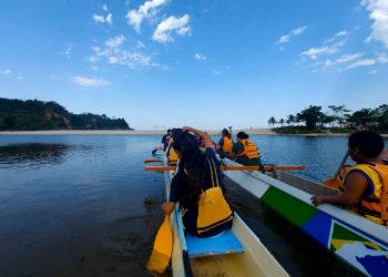 Estudantes de Barra do Una participam de uma ação de canoagem durante Semana de Prevenção às Deficiências