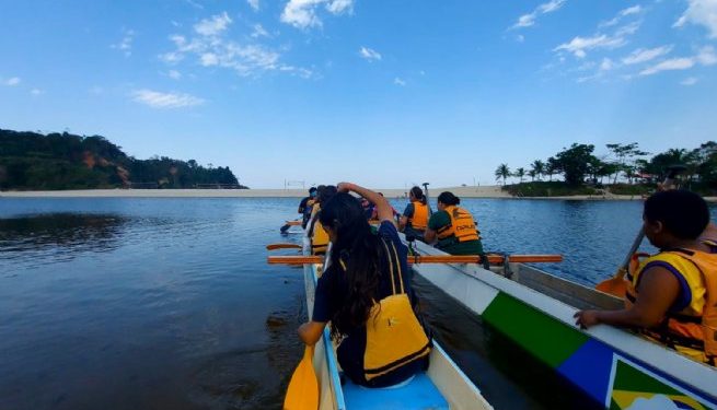 Estudantes de Barra do Una participam de uma ação de canoagem durante Semana de Prevenção às Deficiências