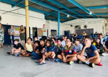 Alunos da Escola Municipal de Barequeçaba aprendem sobre bullying com teatro de fantoches do projeto OAB Vai à Escola