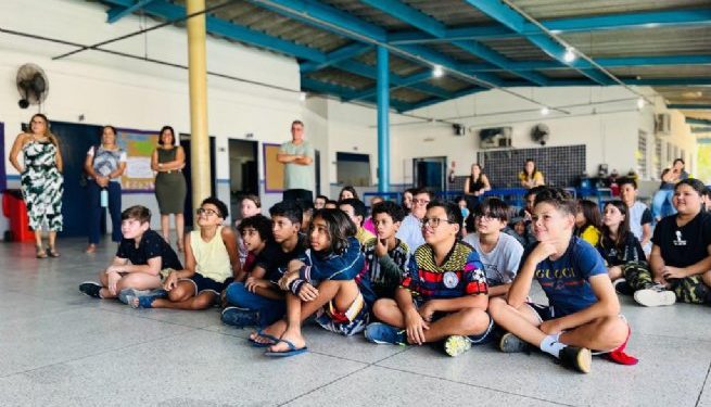 Alunos da Escola Municipal de Barequeçaba aprendem sobre bullying com teatro de fantoches do projeto OAB Vai à Escola