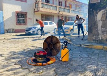 Prefeitura utiliza fumaça para encontrar ligações irregulares de águas pluviais na rede coletora de esgoto