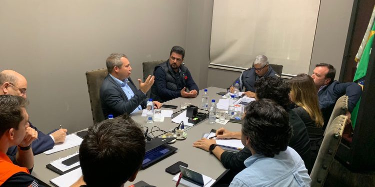 Prefeito Felipe Augusto alinha investimentos em encontro técnico para reconstrução pós-catástrofe no Palácio dos Bandeirantes