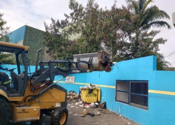 Operação cata-cata no bairro Topolândia resulta em quatro caminhões de detritos e materiais inservíveis