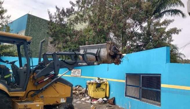 Operação cata-cata no bairro Topolândia resulta em quatro caminhões de detritos e materiais inservíveis