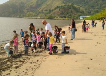 Crianças da Creche Débora Tavares Bahia participam de ação socioambiental na Praia da Enseada