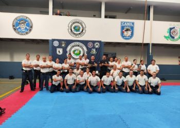Policiais municipais de São Sebastião ensinam sobre manuseio tático de bastão tonfa para novos GCMs de três cidades