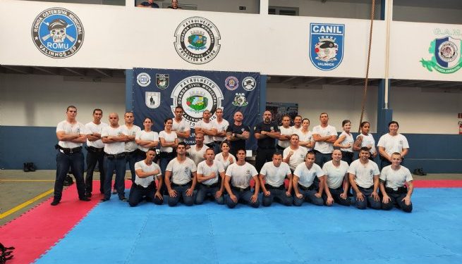Policiais municipais de São Sebastião ensinam sobre manuseio tático de bastão tonfa para novos GCMs de três cidades