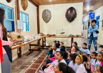 Crianças do Projeto Garoçá conhecem Tamar de Ubatuba