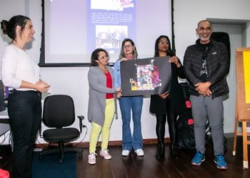Alunas da rede municipal têm trabalhados publicados em revista de arte literária