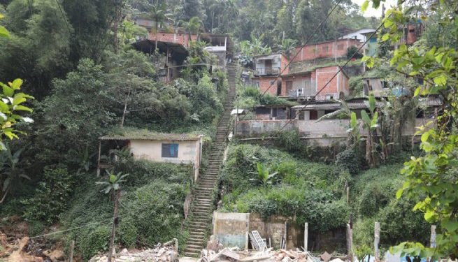 Prefeitura inicia obras de drenagem e contenções emergenciais em três bairros da Costa Sul afetados pela calamidade