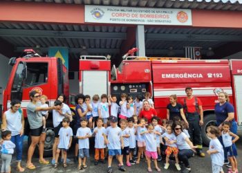 Crianças de berçário visitam Corpo de Bombeiros de São Sebastião