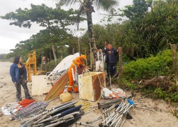 Fiscalização da Prefeitura de São Sebastião apreende objetos armazenados irregularmente na Praia de Barra do Una