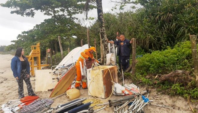 Fiscalização da Prefeitura de São Sebastião apreende objetos armazenados irregularmente na Praia de Barra do Una