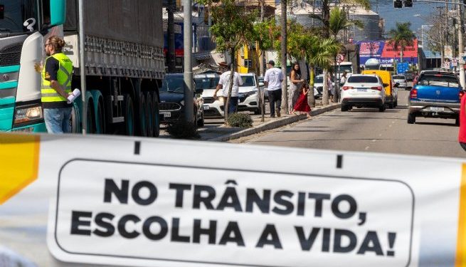 Equipes do Trânsito e da Guarda Mirim fazem ação no Centro de São Sebastião para alertar motoristas, motociclistas e pedestres