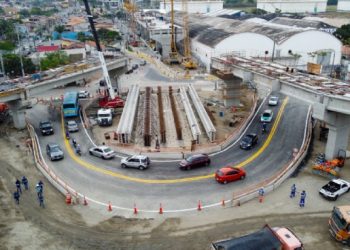 Obras de novo viaduto tem rotatória provisória no acesso para Topolândia e Costa Sul de São Sebastião